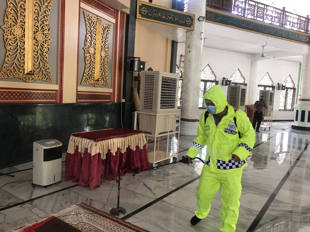 Cegah Covid-19, Polresta Banda Aceh Semprot Disinfektan di Masjid