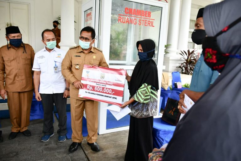 Wali Kota Banda Aceh Aminullah Usman Menyerahkan Bansos Tunai Kepada Masyarakat Terdampak Pandemi Covid 19 Di Sembilan Kecamatan
