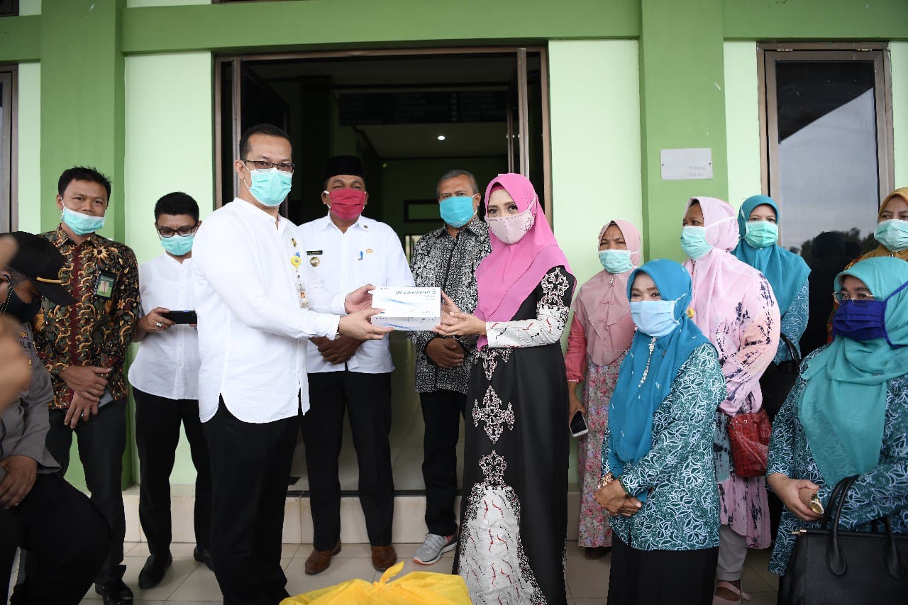 Wakil Ketua Tim Gugus Tugas Percepatan Penanganan Covid-19 Aceh, Dyah Erti Idawati, menyerahkan bantuan alat kesehatan khusus penanganan pasien Covid-19 untuk RSUD Aceh Singkil dan Kota Subulussalam, Jum'at (29/5)