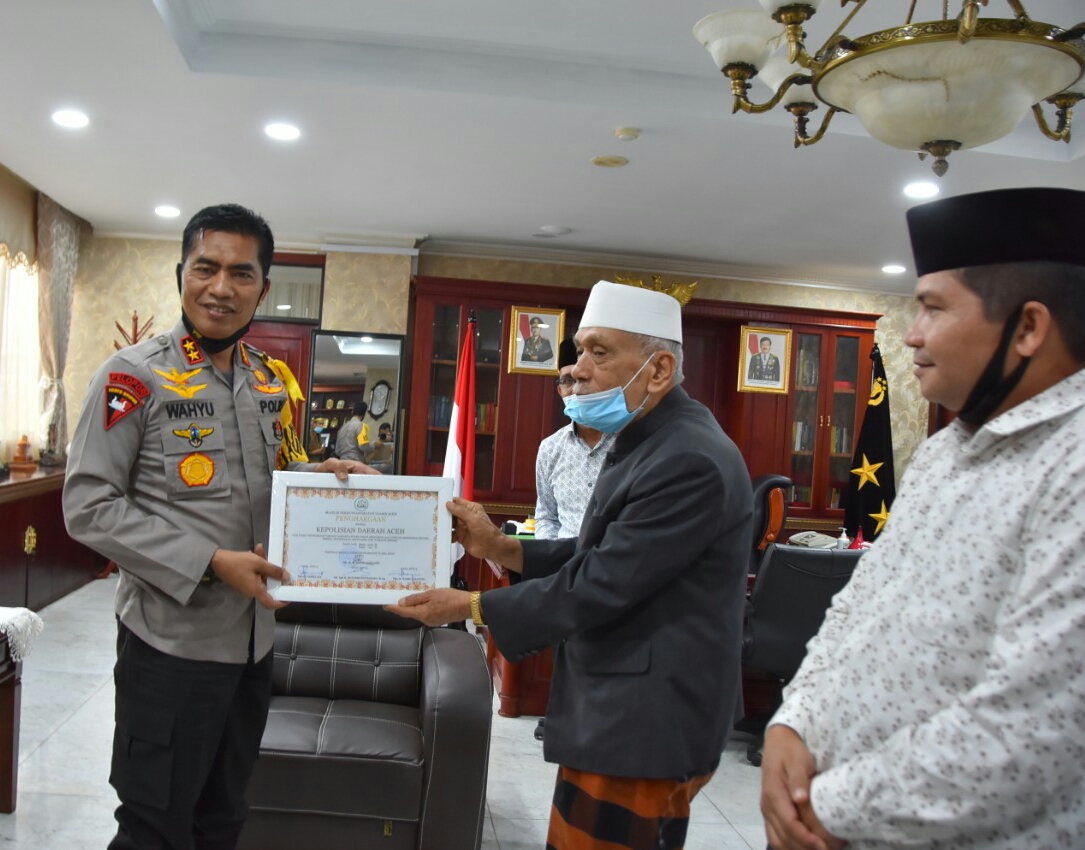 Ketua Mpu Provinsi Aceh, Tgk Hm Daud Zamzami Menyerahkan Penghargaan Kepada Polda Aceh Yang Diterima Langsung Oleh Kapolda Aceh Irjen Pol Wahyu Widada, Di Mapolda Setempat Kamis