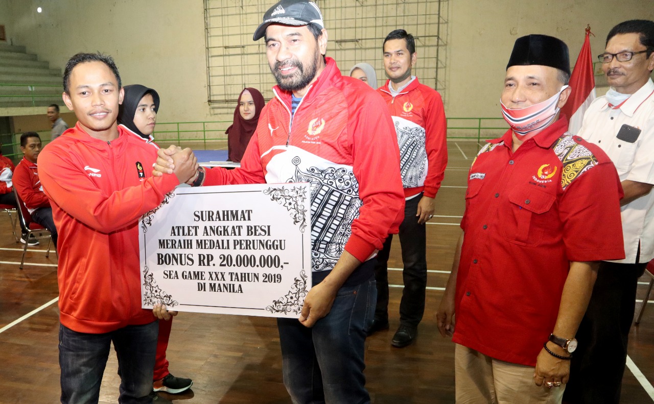 Ketua Umum Koni Aceh Muzakir Manaf Menyerahkan Bonus Kepada Surahmat, Atlet Angkat Besi