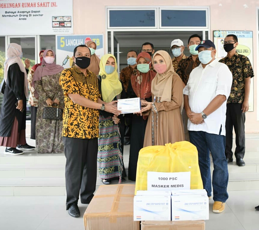 Wakil Ketua Tim Gugus Tugas Percepatan Penanganan Covid 19 Aceh, Dyah Erti Idawati, Menyerahkan Bantuan Alat Kesehatan Khusus Penanganan Pasien Covid 19 Untuk Rsud Dr. Yuliddin Away Aceh Selatan