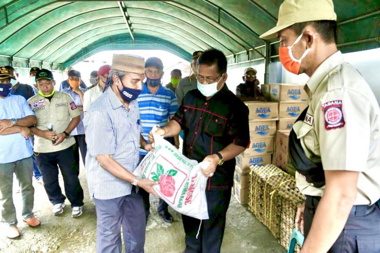 Wali Kota Banda Aceh, Aminullah Usman Menyerahkan Bantuan Untuk Logistik Dapur Umum Pengungsi Korban Banjir