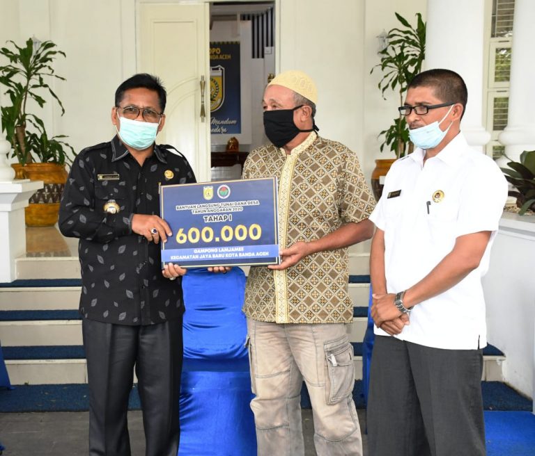 Wali Kota Banda Aceh Aminullah Usman menyerahkan dana BLT secara simbolis kepada 74 gampong di Banda Aceh