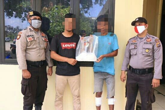 Satres Narkoba Polres Aceh Utara meringkus dua pemuda berinisial S (24) dan MA (24) dalam pengungkapan kasus narkoba dengan barang bukti enam paket sabu seberat 9,50 ons