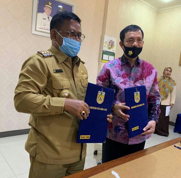Wali Kota Banda Aceh Aminullah Usman Dirut Bank Aceh Syariah Haizir Sulaiman usai menandatangani perjanjian kerja sama sewa-menyewa sebagian tanah milik Pemko Banda Aceh di komplek balai kota.