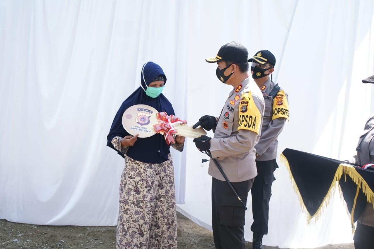 Nurmiati menerima rumah dari Kapolda Aceh, Irjen Pol Wahyu Widada.