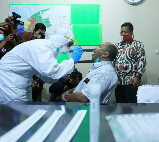 Wali Kota Banda Aceh Aminullah Usman meninjau tes swab massal virus Corona di balai kota, Kamis (4/6). Pemeriksaan swab tersebut bekerja sama dengan Unsyiah