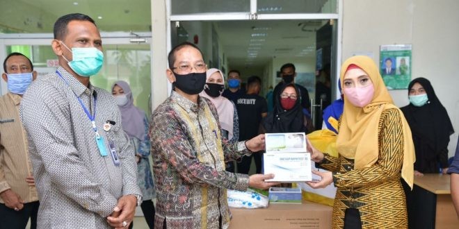 Wakil Ketua Gugus Tugas Covid-19 Aceh, Dyah Erti Idawati didampingi Bupati Aceh Timur, Hasballah M. Thaib menyerahkan APD serta 1.000 masker kepada Direktur RSUD dr. Zubir Mahmud, dr. Edi Gunawan untuk dokter dan tenaga medis, Sabtu (6/6).