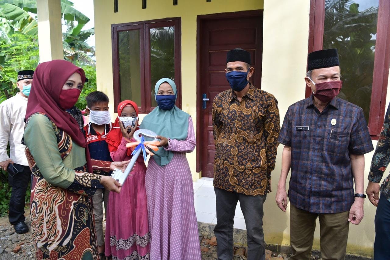 Wakil Ketua Gugus Tugas Covid-19 Aceh, Dyah Erti Idawati didampingi Bupati Aceh Tamiang, Mursil menyerahkan rumah layak huni kepada keluarga Ismail di Kampung Tanjung Neraca, Kecamatan Manyak Payed, Aceh Tamiang, Jum'at (5/6)