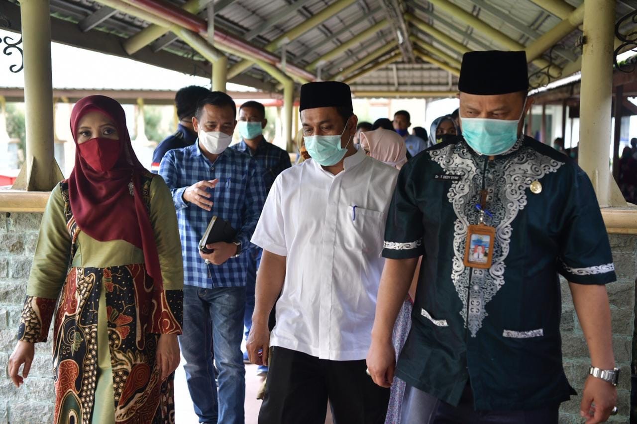 Wakil Ketua Gugus Tugas Covid-19 Aceh, Dyah Erti Idawati didampingi Kadis Kesehatan Aceh, dr. Hanif serta Direktur RSUD Aceh Tamiang meninjau ruang isolasi pasien Covid-19 di RSUD Aceh Tamiang, Jum'at, (5/6)