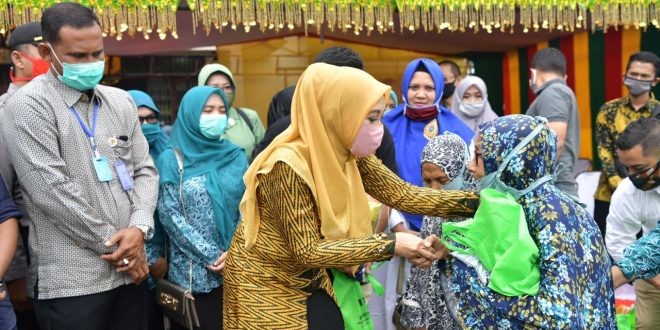 Wakil Ketua Gugus Tugas Percepatan Penanganan Covid-19 Aceh, Dyah Erti Idawati bersama Bupati Aceh Timur, Hasballah M Thaib menyerahkan bantuan sosial sekaligus menyosialisasikan pencegahan Covid-19 di Kantor Keuchik Gampong Rantau Panjang, Kecamatan Rantau Selamat, Aceh Timur, Sabtu (6/6)