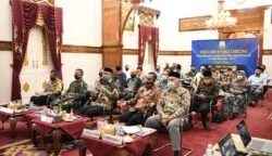 Plt. Gubernur Aceh Nova Iriansyah dan Forkopimda Aceh melakukan video conference bersama Forkopimda kabupaten/kota perbatasan Aceh-Sumut dalam rangka penanganan Covid-19, di Pendopo Gubernur Aceh, Sabtu (27/6)