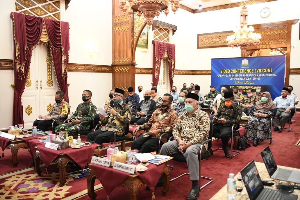 Plt. Gubernur Aceh Nova Iriansyah dan Forkopimda Aceh melakukan video conference bersama Forkopimda kabupaten/kota perbatasan Aceh-Sumut dalam rangka penanganan Covid-19, di Pendopo Gubernur Aceh, Sabtu (27/6)
