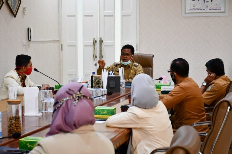 Wali Kota Banda Aceh Aminullah Usman saat menerima audiensi Ketua PII Banda Aceh Arif Munandar di pendopo, Selasa (2/6)