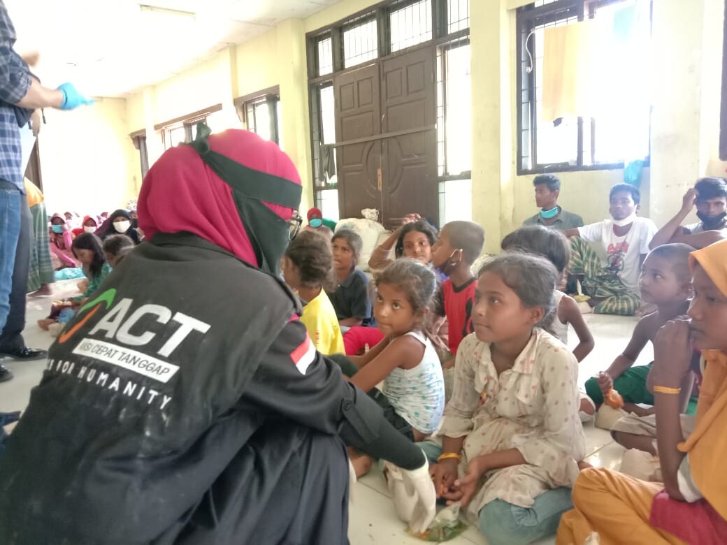 Tim Aksi Cepat Tanggap (ACT) membagikan bantuan kemanusiaan berupa makanan siap saji, air mineral, beras serta perlengkapan anak-anak untuk pengungsi Rohingya yang kini berada di Aceh Utara