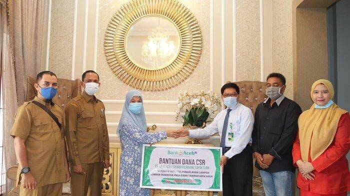 Pemimpin Bank Aceh Syariah Cabang Tapaktuan, Zufri menyerahkan dana CSR kepada Pembina Yayasan Peduli Aceh Selatan, Khailida SPd, disaksikan Bupati Aceh Selatan, Tgk Amran, di pendopo wakil bupati setempat