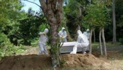Pemakaman jenazah pasien Corona di Neuheun, Kecamatan Baitussalam Aceh Besar. Foto Ist