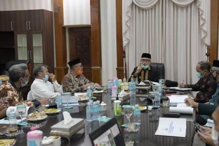 Plt. Gubernur Aceh, Nova Iriansyah, memimpin rapat membahas POS mekanisme proses belajar tatap muka dalam fase new normal di Pendopo Gubernur, Kamis (9/7)