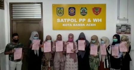 Para pesepeda berpakaian seksi saat menyampaikan permintaan maar di Kantor Satpol PP dan WH Banda Aceh