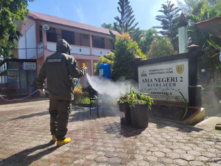 Jelang Tahun Ajaran Baru, Brimob Semprot Disinfektan SMAN 2 Banda Aceh