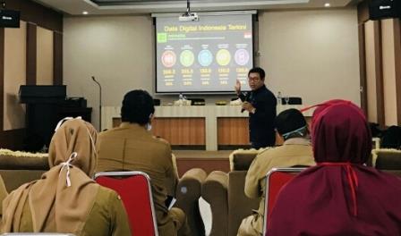 Jubir Pemerintah Aceh, Wiratmadinata berbagi pengalaman pada coaching clinic kehumasan di Aula Dinas Koperasi, Usaha Kecil dan Menengah Aceh Selasa (7/7)