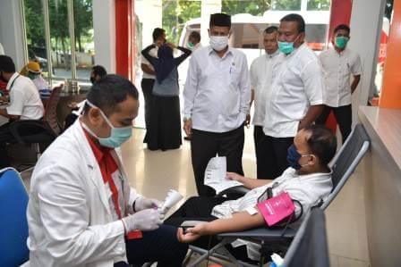 Asisten Administrasi Umum Sekda Aceh, Bukhari meninjau donor darah ASN dan pegawai kontrak Dispora dan Inspektorat Aceh, Jum'at (10/7)