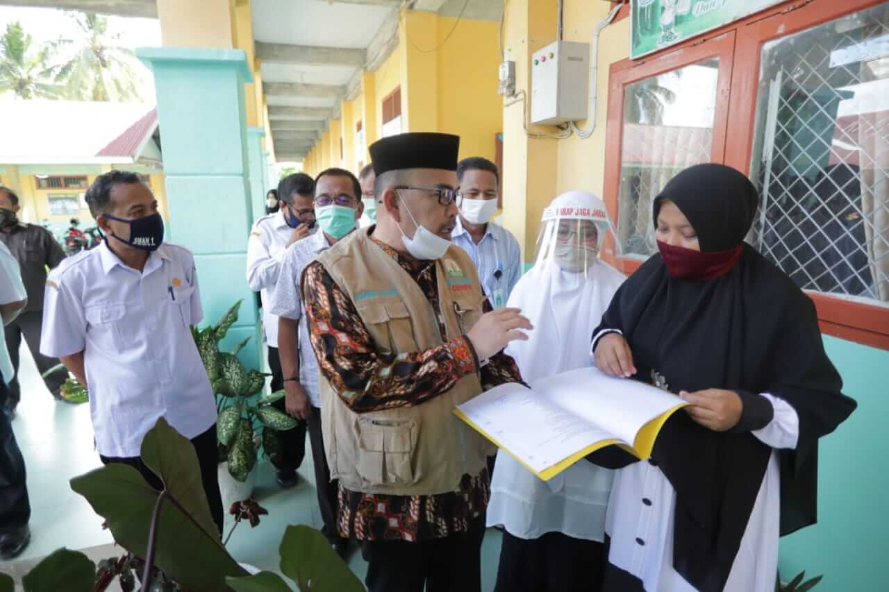 Kadis Pendidikan Aceh, Rachmat Fitri memantau penerapan protokol kesehatan pencegahan Covid-19 di sekolah daerah zona hijau, Kabupaten Abdya