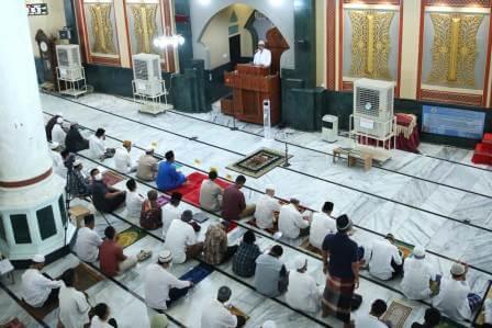 Khatib Ustadz Ilham Maulana menyampaikan khutbah jum'at tentang kesiapsiagaan dalam menghadapi pandemi Covid-19 di Masjid Baitul Musyahadah, Seutui, Banda Aceh, Jum'at, (24/7)