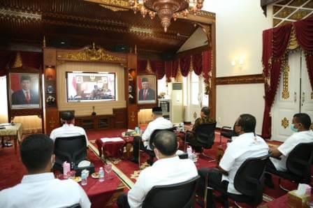 Plt Gubernur Aceh, Nova Iriansyah bersama Kadisbudpar, Jamaluddin, Kaban Kesbangpol Aceh, Mahdi Efendi mengikuti rapat persiapan peringatan HUT Kemerdekaan RI Tahun 2020, yang digelar secara virtual, di Meuligoe Gubernur Aceh, Rabu (8/7)
