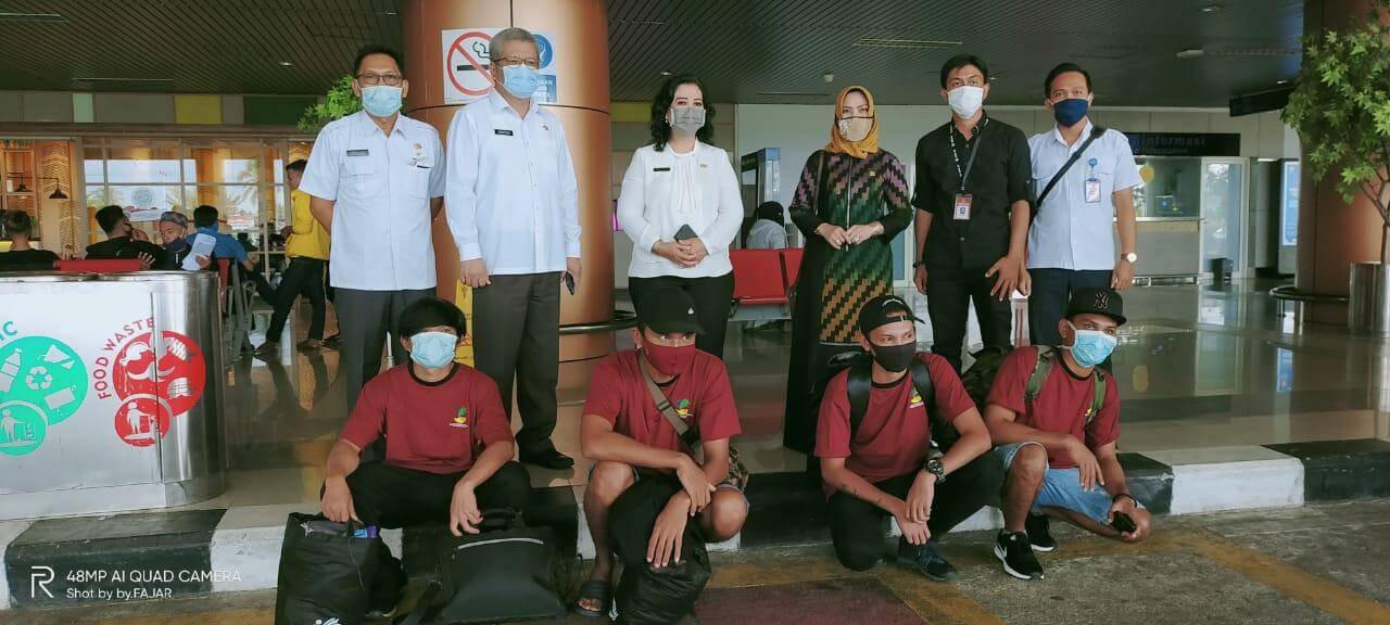Para TKI Asal Aceh (baju kaos merah) didampingi Dinsos Kalimantan Barat dan Staf DPD RI Kalbar sebelum melakukan perjalanan udara dari Pontianak menuju Medan Sumatera Utara, Rabu (8/7)