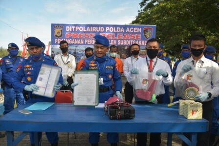 Kabagbinopsnal Ditpolairud AKBP Sulisnawan, menggelar konferensi pers penangkapan dua kapal diduga melakukan illegal fishing, di Mako Ditpolairud Polda Aceh, Kamis (9/7)