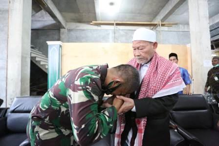 Pangdam IM Mayjen TNI Hassanudin mencium tangan ulama kharismatik Aceh, Abu Usman Ali Kuta Krueng, saat berkunjung ke Dayah Darul Munawwarah Ulee Gle, Pidie Jaya