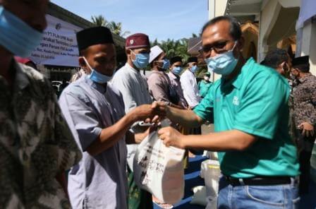 General Manager PLN UIW Aceh Jefri Rosiadi menyalurkan 605 paket bantuan bahan pangan untuk guru ngaji, tenaga kesehatan bakti dan kelompok masyarakat terimbas pandemi Covid-19