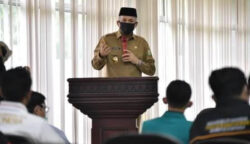 Plt. Gubernur Aceh Nova Iriansyah menjadi keynote speaker pada diskusi 'Keberlangsungan Ekonomi Aceh Pasca Ditetapkan Sistem Normal Baru' di Balai Sidang Fakultas Ekonomi Unsyiah, Selasa (28/7)