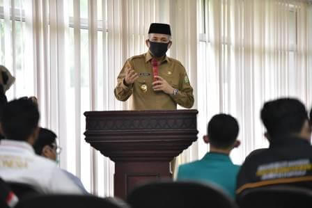 Plt. Gubernur Aceh Nova Iriansyah menjadi keynote speaker pada diskusi 'Keberlangsungan Ekonomi Aceh Pasca Ditetapkan Sistem Normal Baru' di Balai Sidang Fakultas Ekonomi Unsyiah, Selasa (28/7)