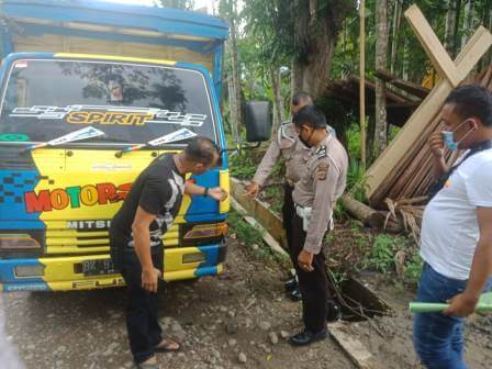 Personil Satlantas Polres Bireuen mengamankan sebuah truk bersama pelaku yang diduga melakukan tabrak lari dalam kecelakaan lalu lintas di jalan raya Bireuen - Takengon