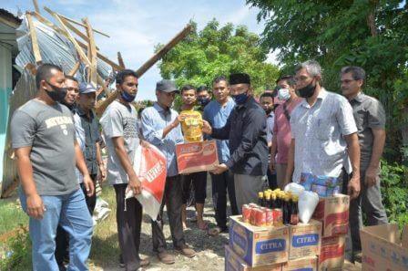 Wakil Wali Kota, Banda Aceh Zainal Arifin mengunjungi korban puting beliung di Gampong Punge Ujong, Kecamatan Meuraxa, Sabtu (18/7), untuk menyerahkan bantuan masa panik dari Pemko