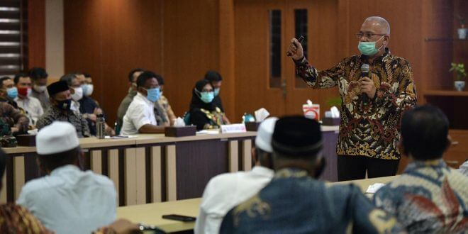 Sekda Aceh, dr. Taqwallah, M.Kes menyampaikan paparan dan sosialisasi Aceh Tanggap Covid-19 di Gedung Serbaguna Setda Aceh, Banda Aceh, Sabtu (18/7)