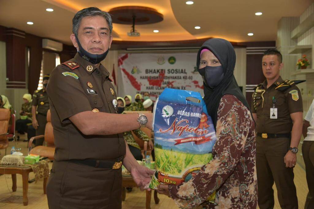 Kajati Aceh, Muhammad Yusuf menyerahkan bingkisan bantuan sembako kepada purnaja dan pengurus panti asuhan dalam rangka peringatan HBA dan IAD tahun 2020 di aula Kejati setempat, Rabu (15/7)