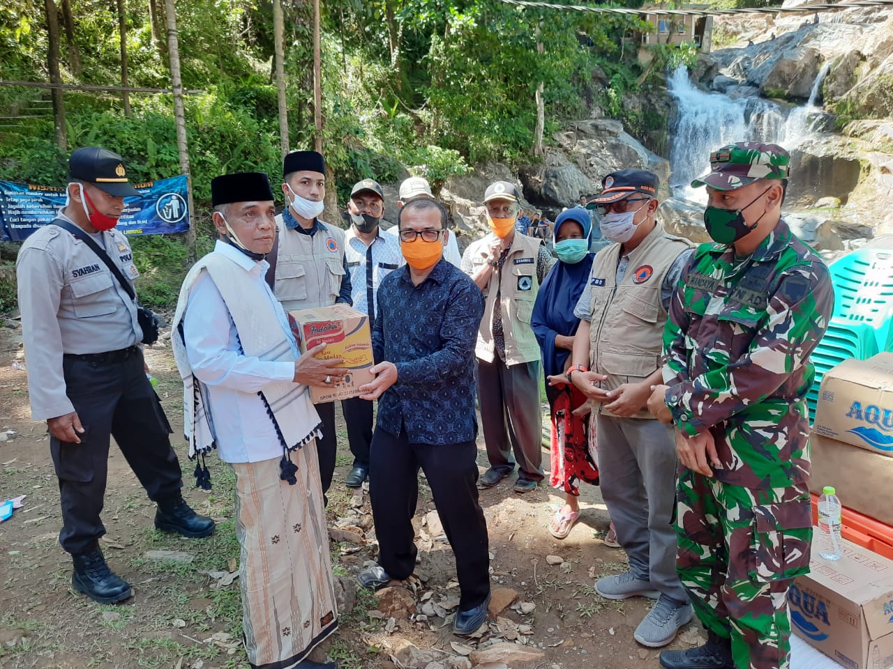 Wakil Bupati Aceh Besar, Waled Husaini menyerahkan bantuan pemulihan ekonomi untuk pedagang lokasi wisata air terjun Suhom, Lhoong, Kamis (2/7)