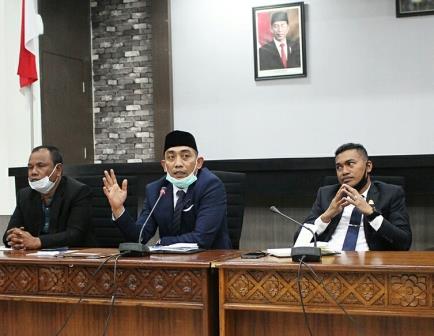 Ketua DPRA Dahlan Jamaluddin didampingi Wakil Ketua DPRA, Safaruddin dam sejumlah anggota dewan menggelar konferensi pers terkait pembatalan MoU proyek multiyears 2020 - 2022