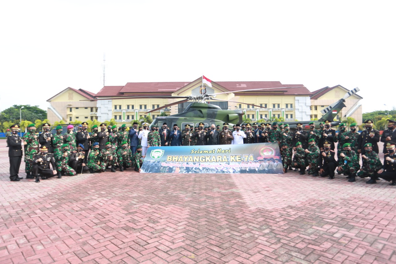 Prajurit Kodam Iskandar Muda mendatangi Mapolda Aceh pada peringatan Hari Bhayangkara Ke-74