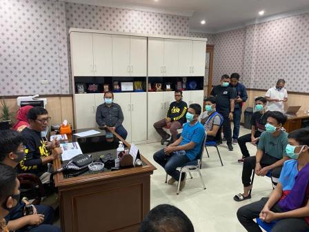 Kadis Sosial Aceh, Alhudri memberi arahan, saat menyambut kedatangan 6 nelayan ramaja di ruang kerjanya