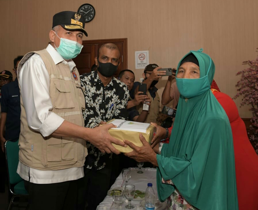 Plt. Gubernur Aceh, Nova Iriansyah, menyerahkan bantuan kepada Ibu Almarhum Muhammad Zaki, guru bakti asal Aceh Utara yang meninggal dunia pada 29 Juni di Nabire Papua