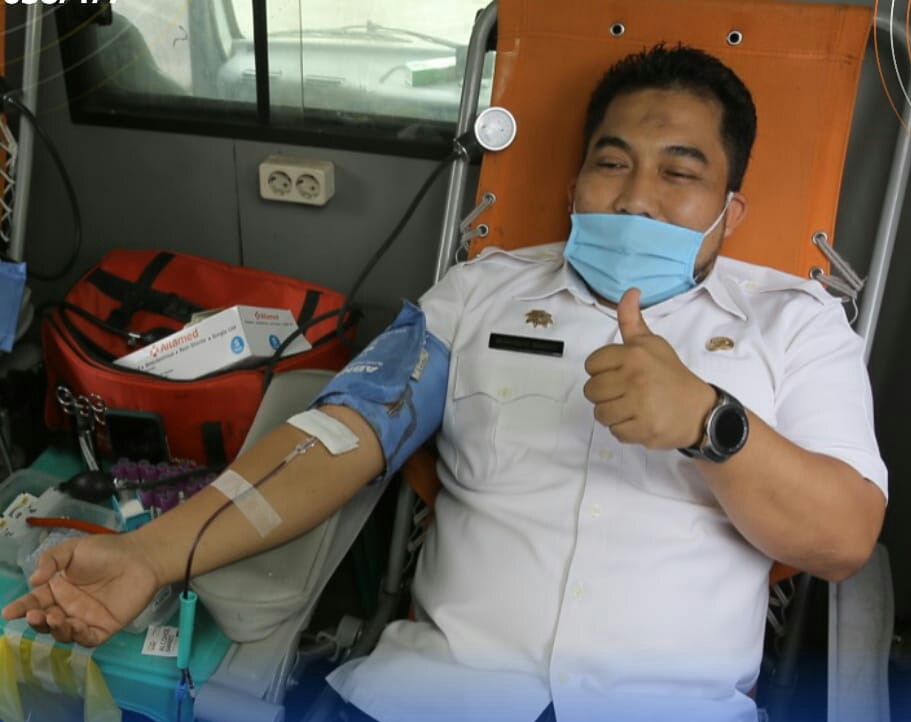 Karo Humas dan Protokol Setda Aceh, Muhammad Iswanto, sedang mendonorkan darahnya di Kilinik Kantor Gubernur Aceh, Rabu, 1 Juli 2020