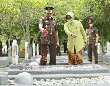 Kajati Aceh, Muhammad Yusuf menabur bunga saat menziarahi makam pahlawan di Komplek Taman Makam Pahlawan, Banda Aceh, Selasa (21/7)