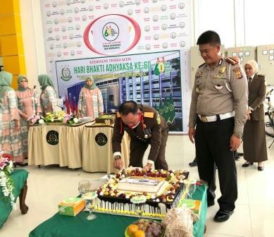 Wakajati Aceh, Hermanto disaksikan Dirlantas Polda Aceh, Kombes Pol Dicky Sondani memotong kue surprise dari Kapolda Aceh dalam rangka Hari Bhakti Adhyaksa ke-60