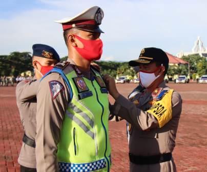 Wakapolda Aceh, Brigjen Pol Raden Purwadi menyematkan tanda pita 'Operasi Patuh Seulawah' kepada seorang personil Polantas