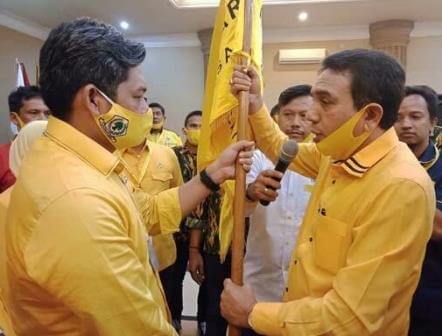 Ketua DPD I Partai Golkar Aceh, TM Nurlif (kanan) menyerahkan Pataka Partai Golkar kepada Ilham Pangestu, usai terpilih secara aklamasi sebagai Ketua DPD II Partai Golkar Kota Langsa pada Musda ke-IV Kamis (23/7)